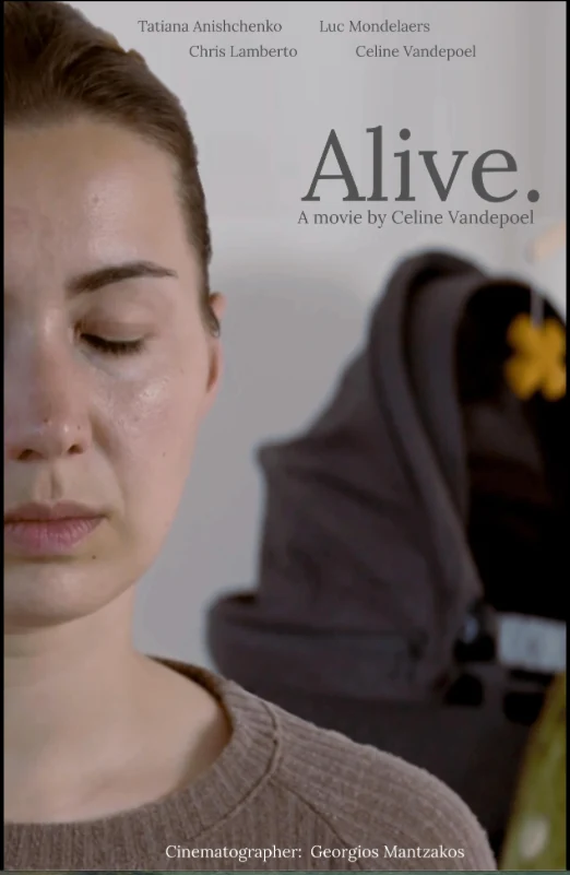 Αφίσα της ταινίας Alive με τη γυναίκα στο προσκήνιο